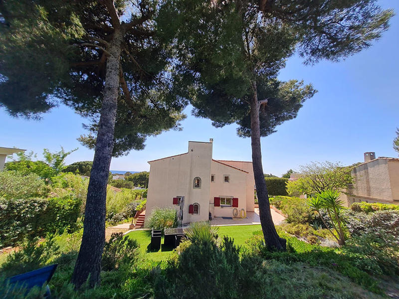 Maison - 240 m² - 8 pièces