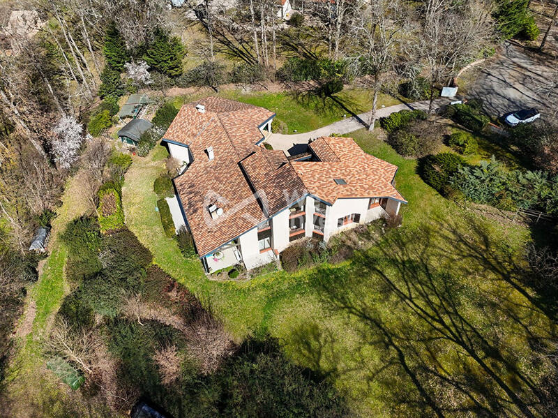 Maison - 240 m² - 6 pièces