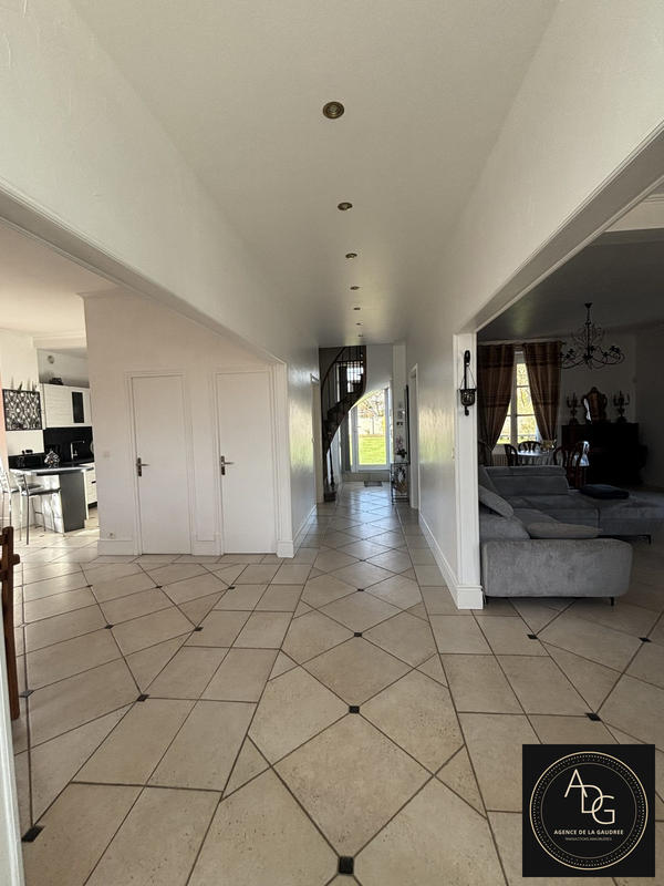 Maison - 221 m² - 9 pièces