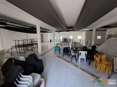 Local commercial - 242 m²