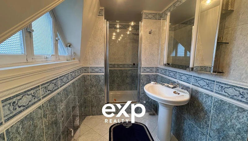 Maison - 230 m² - 7 pièces