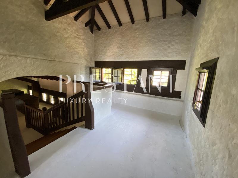 Maison - 256 m² - 12 pièces