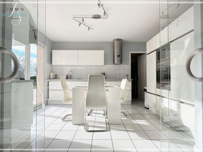 Maison - 280 m² - 8 pièces