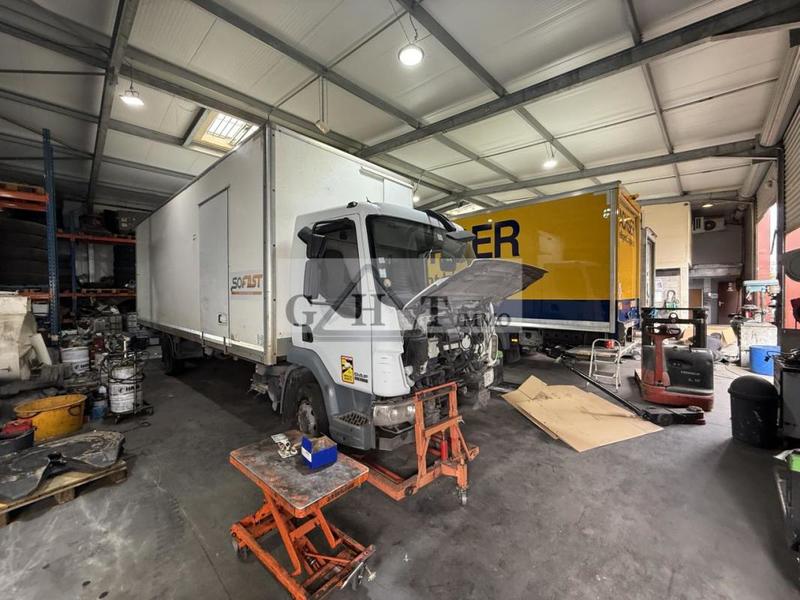 Entrepôt - 1 060 m²