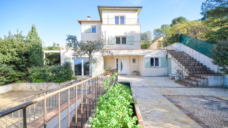 Maison - 250 m² - 9 pièces