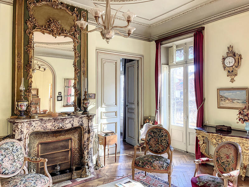 Demeure - 1 143 m² - 30 pièces