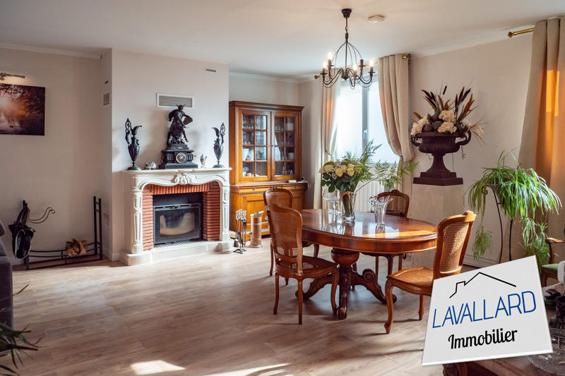 Maison - 205 m² - 9 pièces