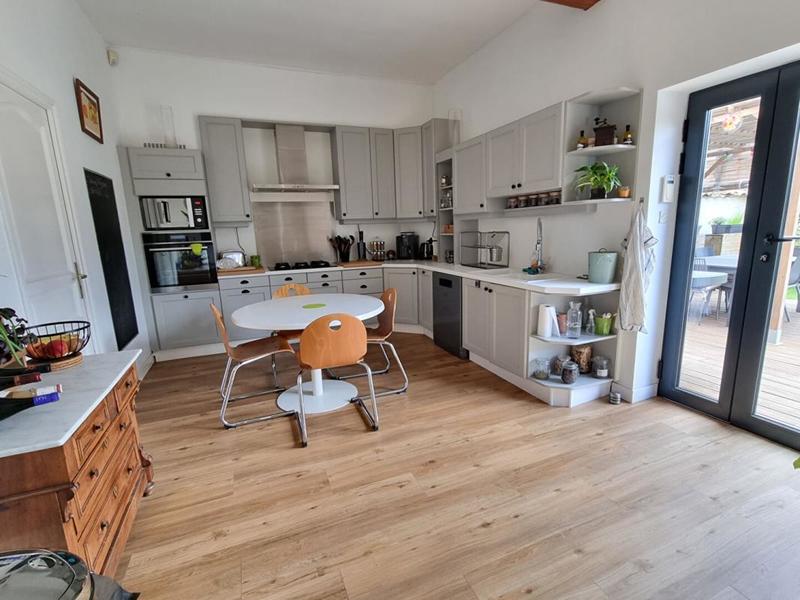 Maison - 221 m² - 8 pièces