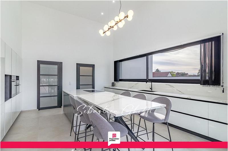 Maison - 220 m² - 9 pièces