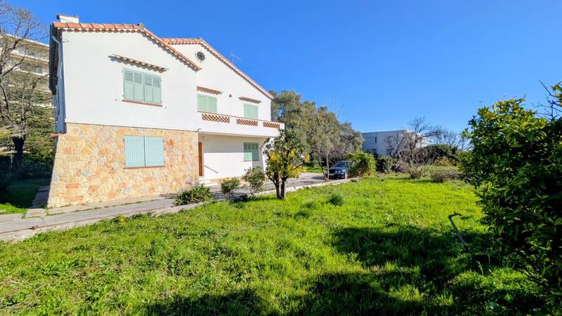 Maison - 220 m² - 9 pièces