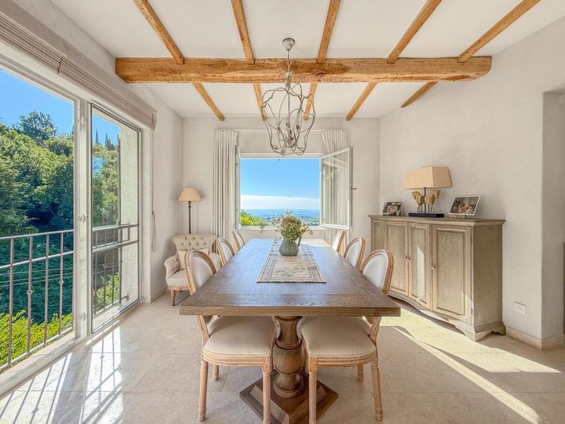 Maison - 250 m² - 6 pièces