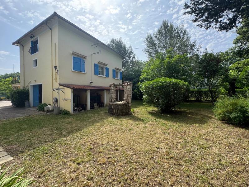 Maison - 237 m² - 9 pièces