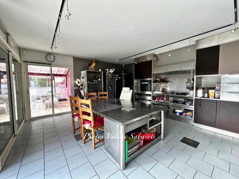 Propriété - 270 m² - 9 pièces