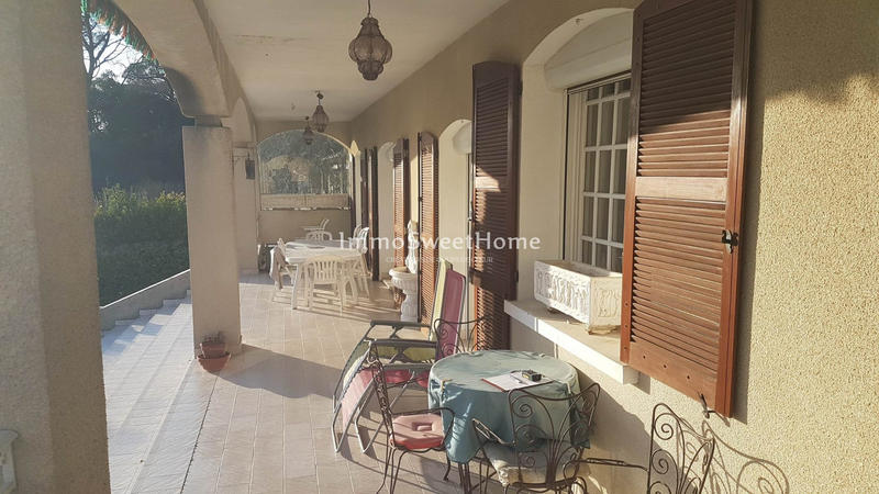 Villa - 242 m² - 9 pièces