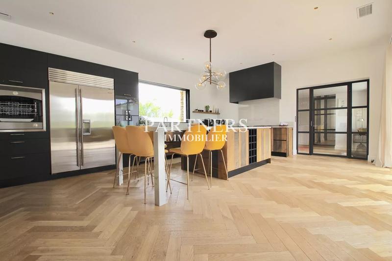 Maison - 285 m² - 8 pièces