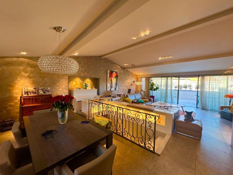 Appartement - 220 m² - 5 pièces