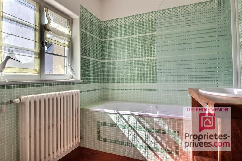 Propriété - 254 m² - 8 pièces