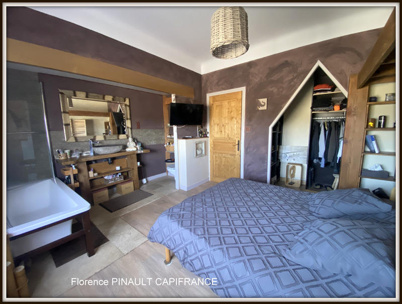 Maison - 233 m² - 9 pièces