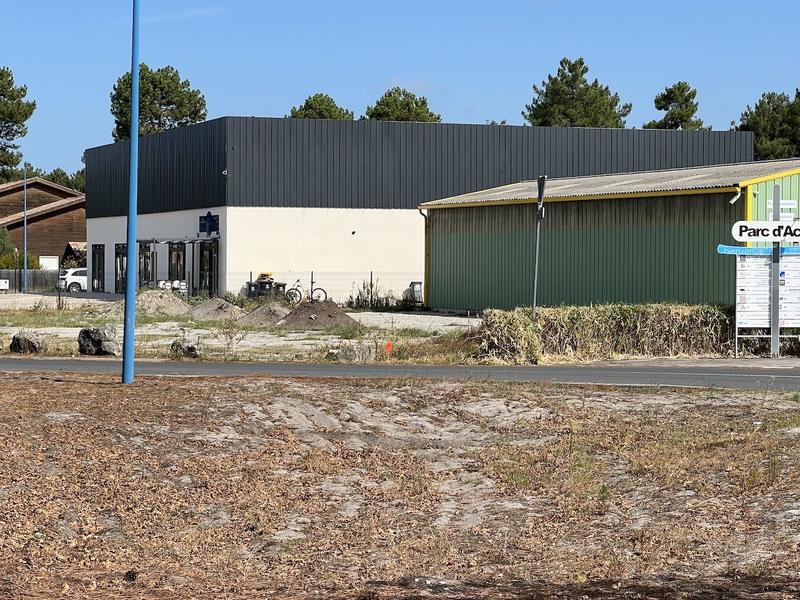 Local commercial - 1 266 m² - 3 pièces