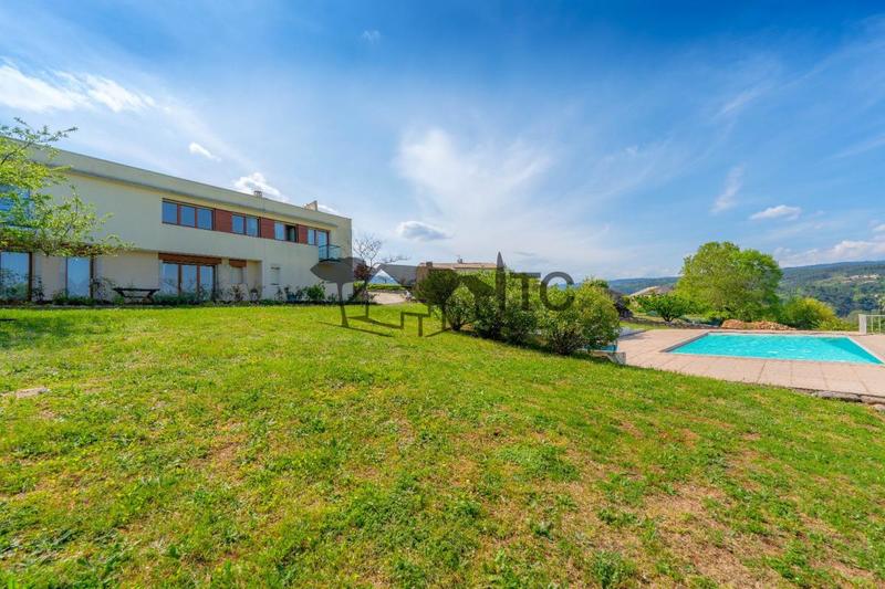 Maison - 216 m² - 7 pièces