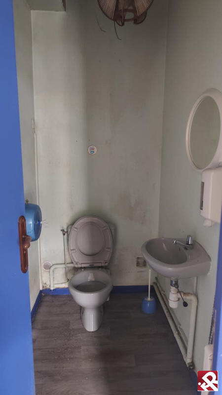 Local commercial - 90 m² - 4 pièces