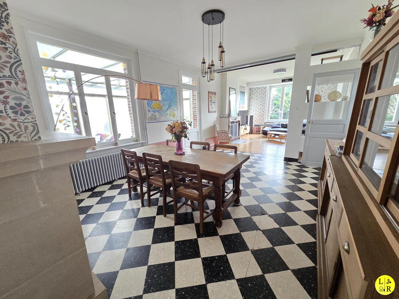 Maison - 248 m² - 9 pièces