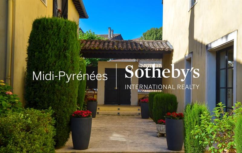 Maison de ville - 375 m² - 9 pièces