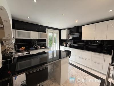 Maison - 180 m² - 5 pièces