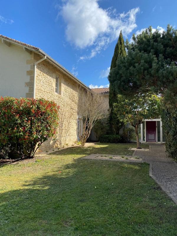 Maison - 325 m² - 9 pièces