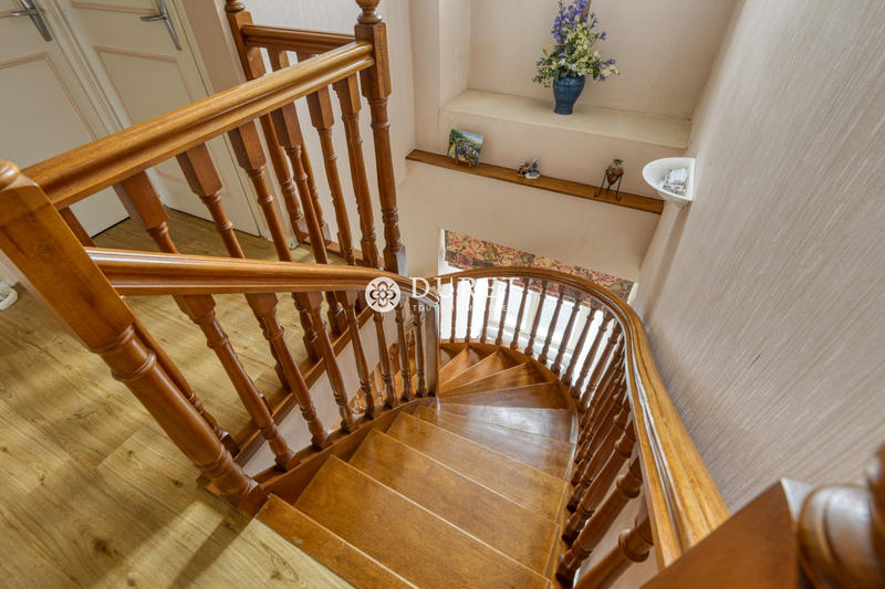 Maison - 195 m² - 7 pièces