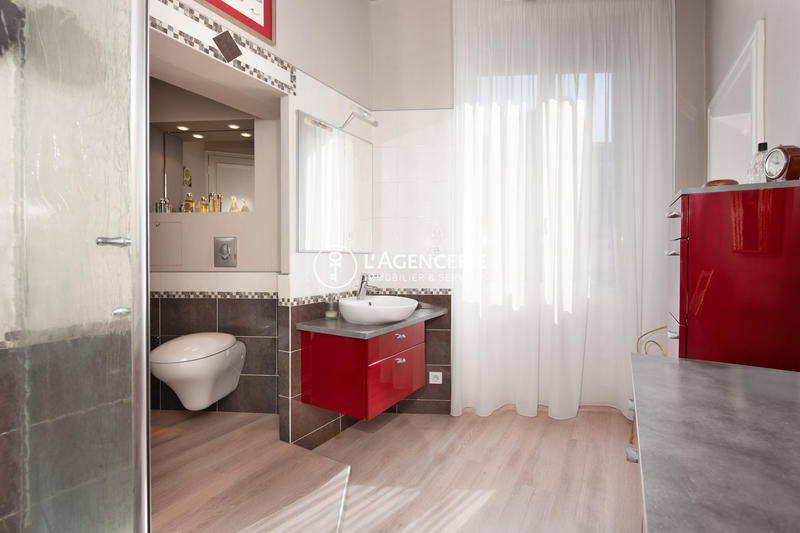 Maison - 275 m² - 8 pièces