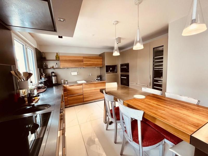 Appartement - 204 m² - 6 pièces