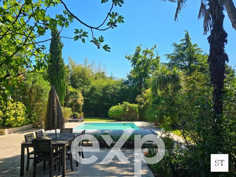 Maison d'architecte - 254 m² - 8 pièces