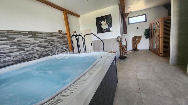 Propriété - 236 m² - 9 pièces