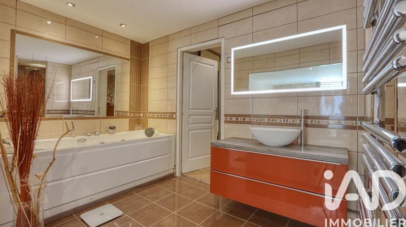 Maison - 240 m² - 7 pièces