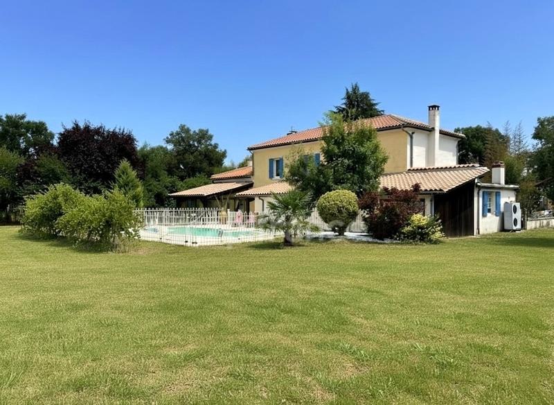 Demeure - 254 m² - 9 pièces