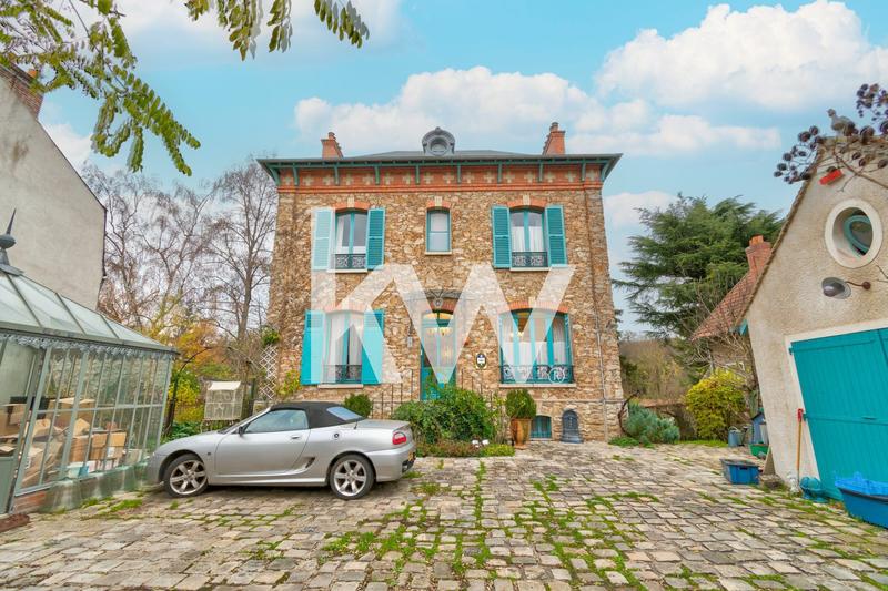 Maison - 290 m² - 11 pièces