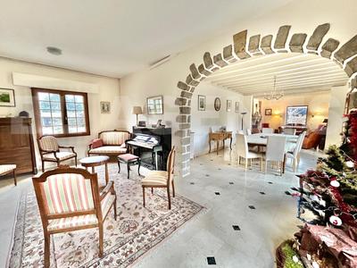 Maison - 360 m² - 13 pièces