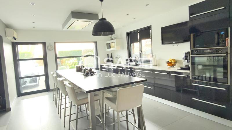 Maison - 270 m² - 10 pièces