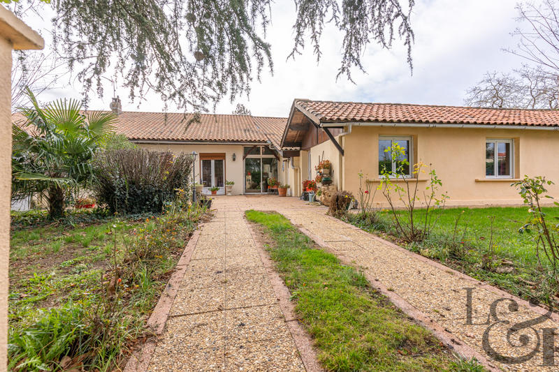 Maison - 365 m² - 13 pièces