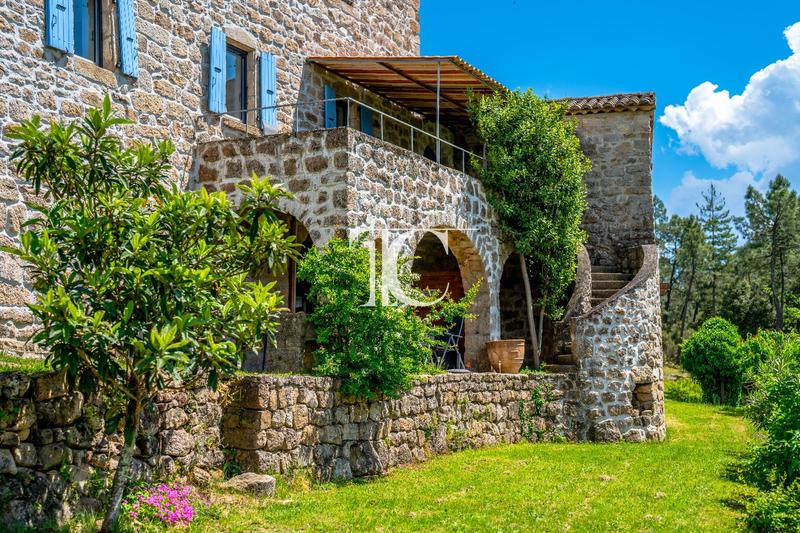 Maison - 300 m² - 12 pièces