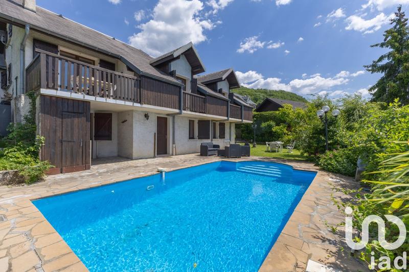 Maison - 222 m² - 8 pièces