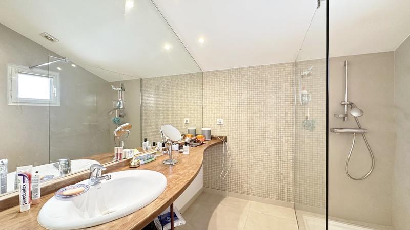 Maison - 221 m² - 7 pièces