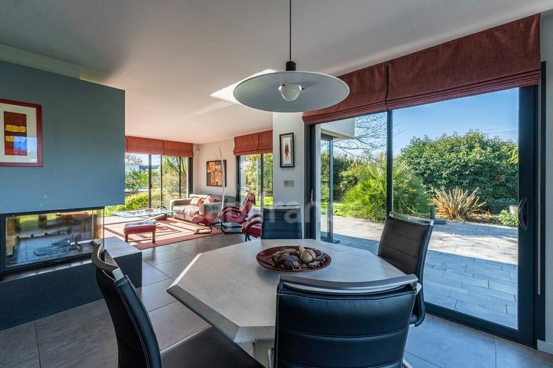 Maison - 228 m² - 8 pièces