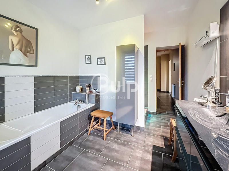 Maison - 227 m² - 9 pièces