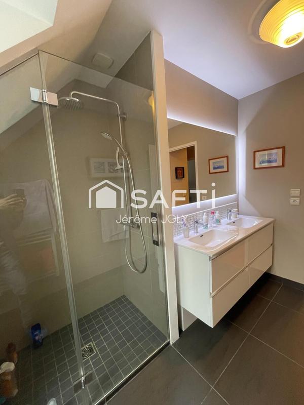 Maison - 256 m² - 9 pièces