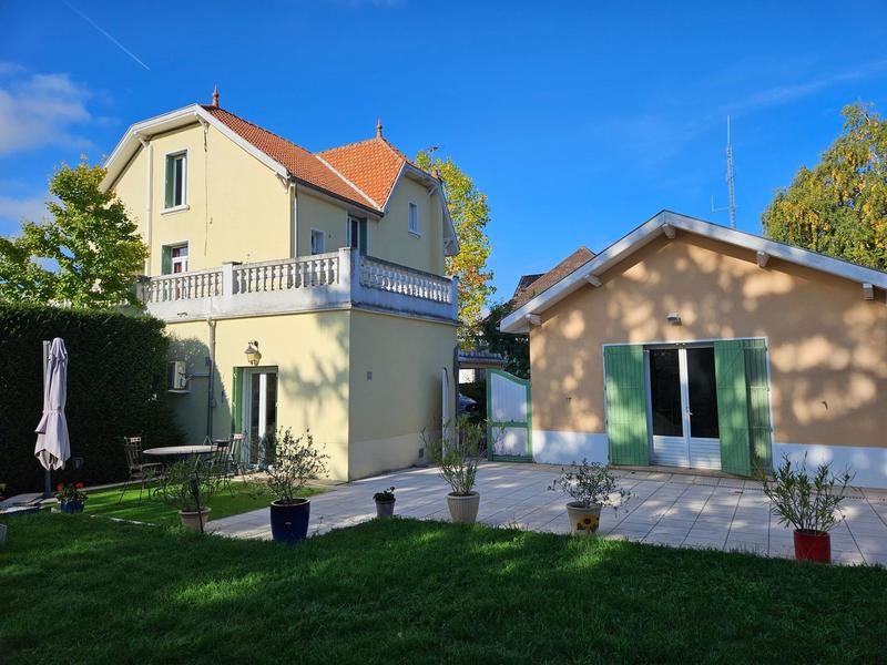 Maison - 220 m² - 9 pièces