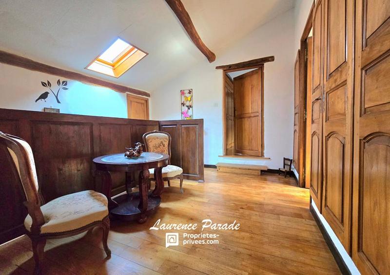 Maison - 201 m² - 7 pièces