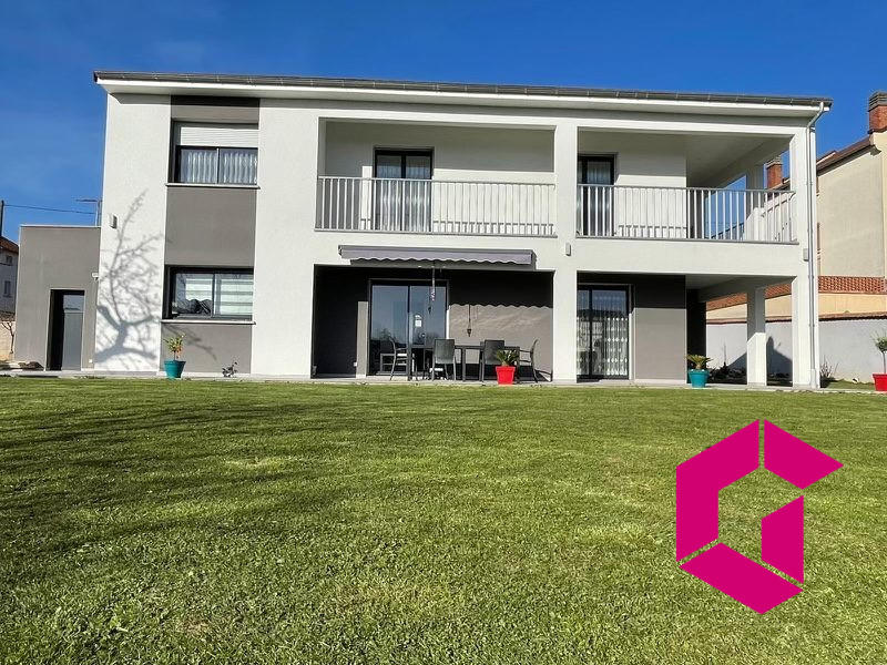 Maison - 260 m² - 7 pièces