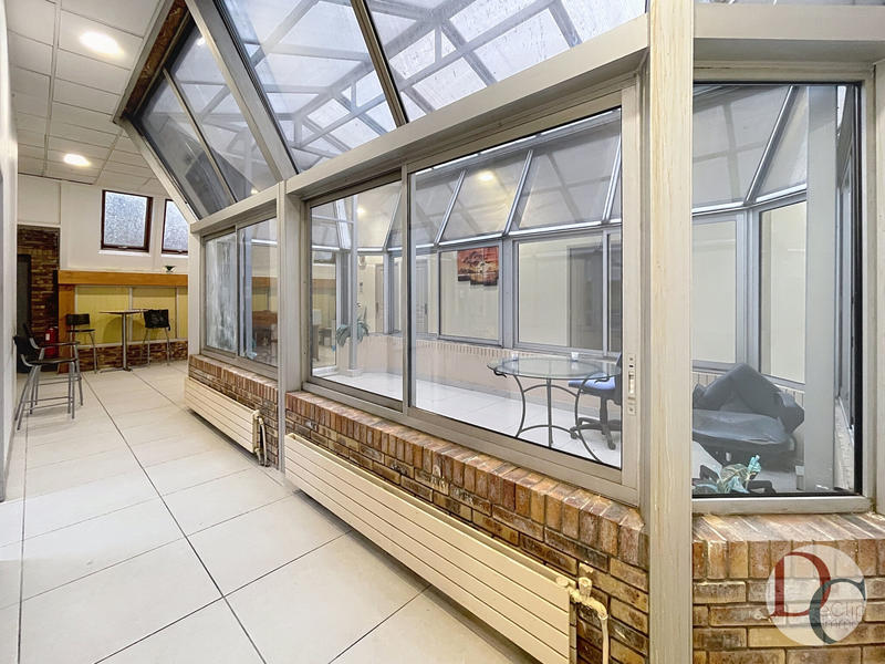Local commercial - 210 m² - 9 pièces